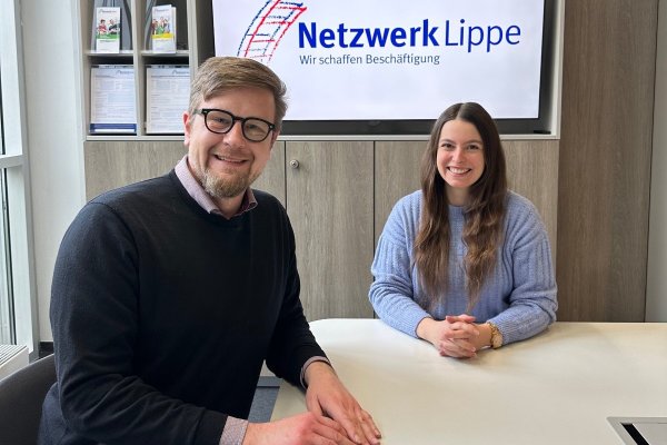 Gemeinnützigkeit als roter Faden. Nicole Laska (rechts) und Moritz Lippa, Geschäftsführer der Netzwerk Lippe gGmbH, freuen sich über den gemeinsamen beruflichen Weg der ehemaligen Stipendiatin der Stiftung Studienfonds OWL. - © Netzwerk Lippe gGmbH.