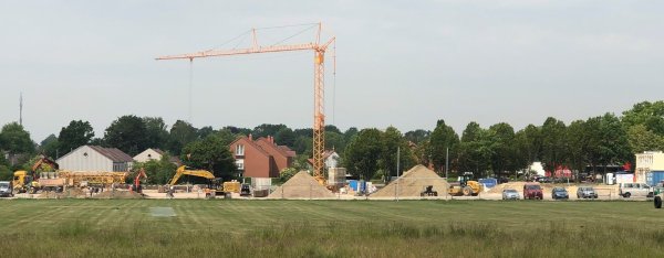 Am Vogelsang entsteht die neue Förderschule des Kreises Lippe. Dieser hat viel Baugerät auffahren lassen, es wird reichlich Erde bewegt. - © Till Brand