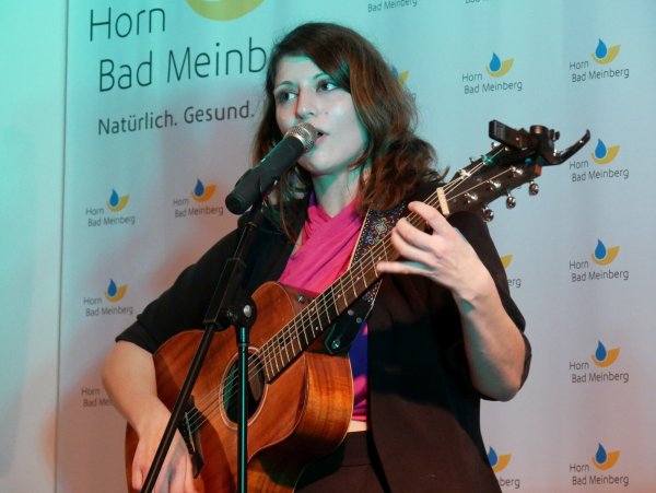 Die Singer Songwriterin Nadu begleitet sich an der Gitarre und rüttelt wach, sich für eine bessere Gesellschaft zu engagieren. - © Thomas Krügler