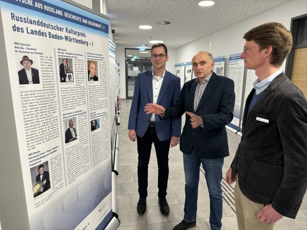 Bürgermeister Matthias Kalkreuter (links) und Stadtarchivar Lars Sonnenberg (rechts) im Gespräch mit Dr. Eugen Eichelberg, Projektleiter der Wanderausstellung (Mitte). - © Sandra Castrup