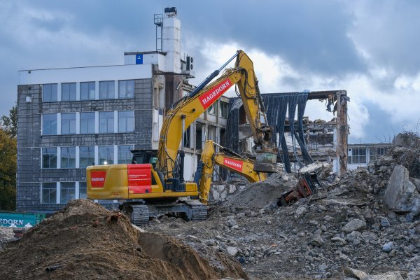Insgesamt sieben große Bagger reißen aktuell den Graphia-Komplex ab. Der Bauschutt wird vor Ort aufbereitet und soll beim Neubau wieder genutzt werden. - © Andreas Zobe