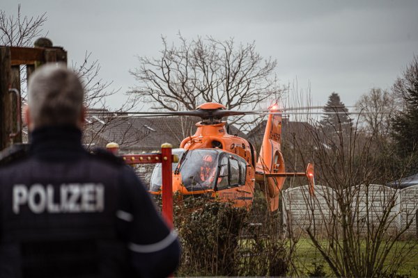 In der Siedlung "Rote Erde" ist Rettungshubschrauber "Christoph 13" im Einsatz. - © FreitagTV/Stock