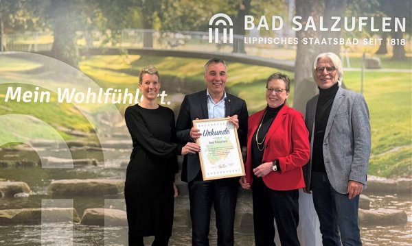 Die Kurstadt Bad Salzuflen ist ab sofort im Förderverein der Nordrhein-Westfalen-Stiftung vertreten: Die Mit-gliedsurkunde überreichte die stellvertretende Vorsitzende des Förderverein Marianne Thomann-Stahl (zweite von rechts) mit dem ehrenamtlicher Regionalbotschafter Hans Feuß (rechts) an Bürgermeister Dirk Tolkemitt (zweiter von links) und an die Erste Beigeordnete und Kämmerin Melanie Koring (links). - © Stadt Bad Salzuflen