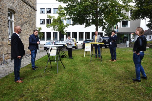 Die Extertaler Bürgermeisterkandidaten (von links) Maik Schlicht (CDU), Norbert Ließ (UWG), Monika Rehmert (SPD), Frank Meier (Zukunft Extertal) und Christian Sauter (FDP) stellen sich den Fragen von LZ-Redakteurin Carolin Brokmann-Förster. Krankheitsbedingt fehlt Marc Wietoska. - © Raphael Bartling