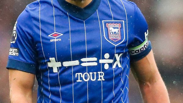 Der englische Premier-League-Klub Ipswich Town spielt in blauen Trikots des Ausrüsters Umbro. Das englische Unternehmen stattet nun auch den DSC Arminia Bielefeld aus. - © IMAGO/News Images