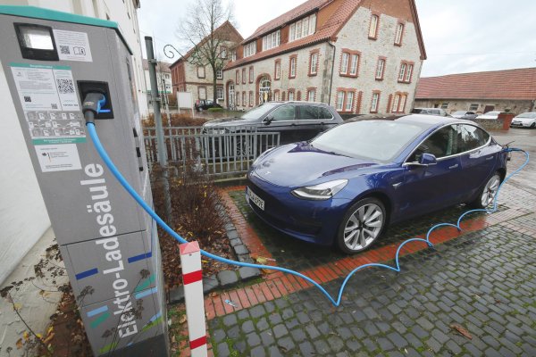 Geht es nach der SPD-Fraktion, wird die Gemeinde Schlangen bald mehr Ladesäulen für Elektroautos bekommen. Fraglich ist, wie viele es werden und ob sie sich wirtschaftlich betreiben lassen. - © Jost Wolf