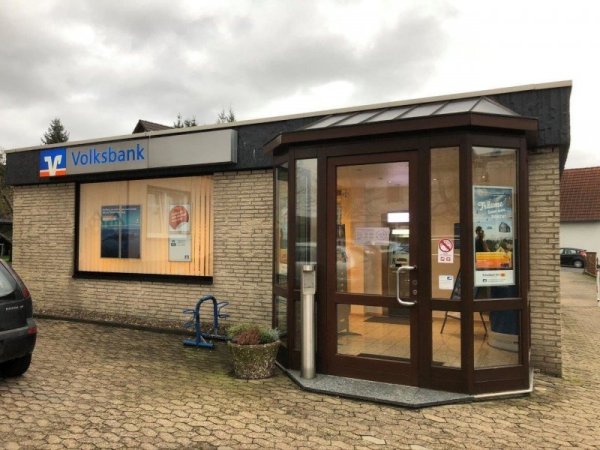 Die Volksbank in Kirchheide ist bereits zur SB-Filiale umgewandelt worden. Künftig greift auch hier die Kooperation mit der Sparkasse - Kunden beider Häuser können die Dienstleistungen nutzen, etwa kostenlos Bargeld abheben. - © Till Brand