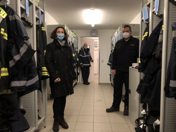 Lemgos Feuerwehrchef Klaus Wegener (Mitte) stößt die Tür zur Erweiterung auf - hinter den heutigen Duschen soll angebaut werden, wie Architektin Regine Schmelzer geplant hat. Löschgruppenführer Philipp Heidrich sieht einen Riesengewinn für seine Truppe. - © Till Brand
