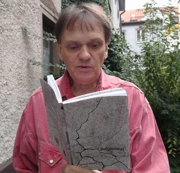 Herbert Klocke mit seinem neuen Buch "aufgeplatzt". - © Fotorechte: Herbert Klocke