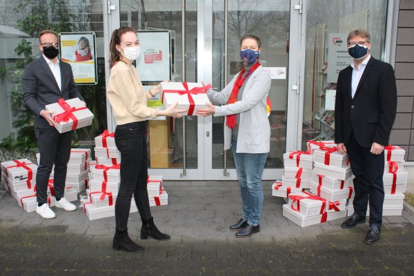 Jens Beining und Marleen Koppert (beide Wortmann-Group) überreichen Stefanie Nowak-Thormählen sowie Detlef Stall (beide AWO) (von links) die Weihnachts-Boxen für Frauen in Not. - © Sandra Castrup (LZ)