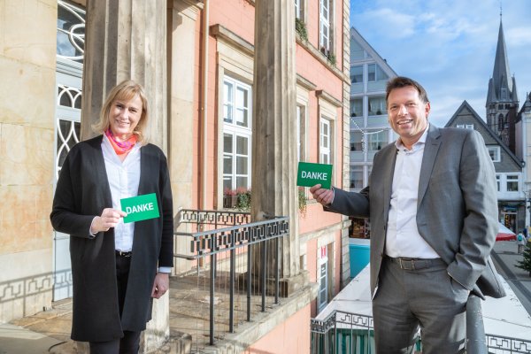 Auf dem Foto sehen Sie Manuela Günzel (links) und Bürgermeister Frank Hilker mit einer Danke-Postkarte, die den Ortsbürgermeisterinnen und Ortsbürgermeistern zur Weitergabe an Ehrenamtliche in ihrem Stadtteil zum Tag des Ehrenamtes am 5. Dezember zur Verfügung gestellt wurde. - © Torben Gocke