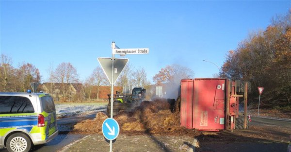 Der Inhalt des Anhängers verteilte sich über eine Verkehrsinsel. - © Polizei
