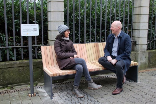 Nadine Vormweg (Freiraumplanerin bei der Stadt Detmold) und Christian Ahlers (Projektleiter bei der Stadt Detmold), machen den Sitztest auf der Musterbank. - © Stadt Detmold