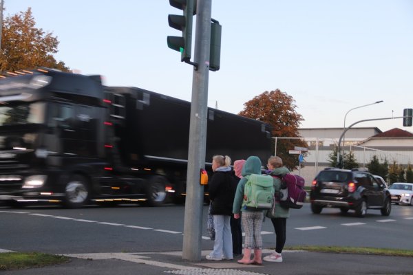 Die Kreuzung Lagesche Straße (B 66) und Bahnhofstraße in Helpup ist mit einer Unterführung und an zwei Seiten mit Ampeln ausgestattet. Dennoch ist das Queren der Fahrbahn nach allgemeiner Überzeugung nicht ungefährlich. - © Knut Dinter