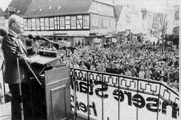 Immer wieder begrüßt der Gewerkschaftsbund prominente Redner zur Hauptkundgebung – der größte „Coup“ gelingt sicherlich 1985. Willy Brandt kommt, Parteivorsitzender der SPD. Brandt kritisiert die Kohl-Regierung und den laufenden Weltwirtschaftsgipfel scharf: „Die Herren hätten sich das Fahrgeld sparen können, wenn sie nichts gegen die Arbeitslosigkeit tun (...) und den Zusammenhang von Hochrüstung und Hunger in der Welt nicht deutlich machen.“ Der Abbau von Arbeitnehmerrechten sei eine Gefahr für die Republik. DGB-Kreisvorsitzender Peter Hennig bezeichnet die Bundesregierung als „soziales Abbruchunternehmen.“ ?Foto: LZ-Archiv/zo - © LZ-Archiv/zo