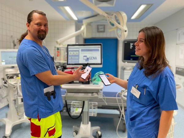 David Ptascheck und Sevdenur Karaca betreuen das Sicherheitstool. - © Klinikum Lippe