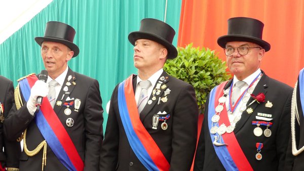Kronprinz David Lödige wird flankiert von Brudermeister Michael Rüsenberg (links) und Schützenkönig Dietrich Günnewich. - © Rudi Rudolph