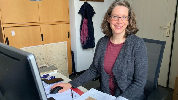 Historikerin Julia Schafmeister hat das Rätsel um die Steinmetzarbeit gelöst. - © Doris Lüdeking
