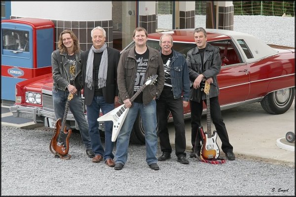 Das Bandfoto mit Caddy zeigt (von links) Olli Schliemann, Dieter Schönlau, Christian Grüntgens, Michael Hilmert, Markus Grüntgens. - © Silke Engel