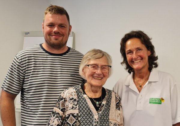 Drei strahlende Gesichter, drei Generationen, drei Schicksale: Marcus Alf, Helga Mahner und Sabine Brüggemann haben einen künstlichen Darmausgang und wollen andere Betroffene überzeugen, dass ein Leben mit Stoma durchaus schön und lebenswert ist. - © Marianne Schwarzer