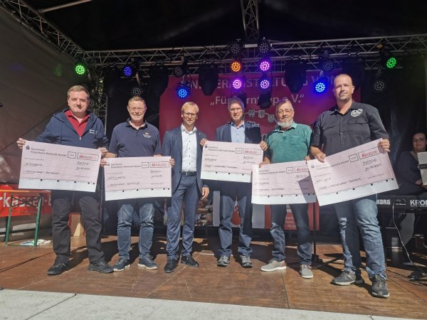 Die Vertreter der Heimatvereine der Stadt freuen sich über jeweils 1000 Euro Unterstützung von der Stadt: (von links) Matthias Müller (Heimatverein Sonneborn), Torsten Buncher (Heimatverein Barntrup), Bürgermeister Borris Ortmeier, Manfred Korf (Heimatverein Alverdissen), Detlef Grote (Heimatverein Sommersell) und Michael Deppe (Heimatverein Selbeck). - © Sylvia Frevert