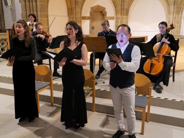 Interkulturelles Konzert des Ensembles Bridge of Sound: Mit Irina Trutneva (Sopran), Dr. Khadija Zeynalova (Komponistin), Alexey Moos (Geige), Marina Pashinska (Mezzosopran), Vsevolod Khuotarinen (Akkordeon), Lifan Yang (Tenor) und Anastasiia Tcaregorodtceva (Cello). - © Thomas Krügler