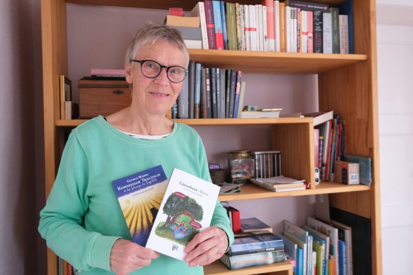 Gudrun Wiebke mit ihren Büchern - und natürlich arbeitet die Autorin bereits an neuen Texten. - © Sven Koch