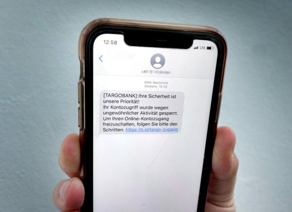Beim "Smishing" wollen Betrüger über SMS personenbezogene Identifikations- oder Zugangsdaten abfischen. - © Andreas Frücht