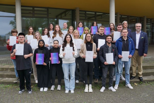 Schüleder des Hanse-Berufskollegs präsentieren stolz ihre Zertifikate. - © Hanse-Berufskolleg