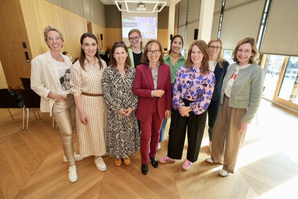 Janina Ostendorf (v. l.), Minever Zevker, Jessie Wölke, Kim Lasche, Petra Pigerl-Radtke, Mia Feldmann, Nathalie Emas, Sabrina Frederking und Kathrin Teschke informieren Frauen darüber, wie man sich mit seinem Unternehmen sichtbar macht. - © Peter Unger