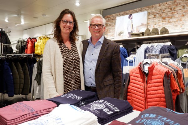 Simone und Thomas Voss vom Modehaus Schlichting. Das Bild ist nach Geschäftsschluss aufgenommen worden, während der Öffnung tragen beide selbstverständlichen einen Mund-Nasen-Schutz. - © Lorraine Brinkmann