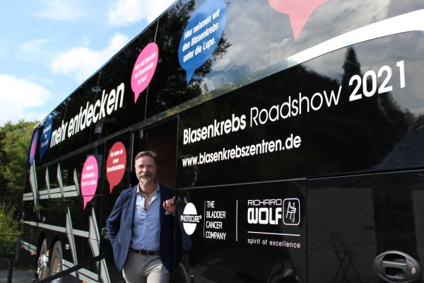 Professor Karl-Dieter Sievert am Bus der „Blasenkrebs-Roadshow". Hier klärt er mit seinen Kollegen über die Blasenkrebs auf. - © Philipp Kersten