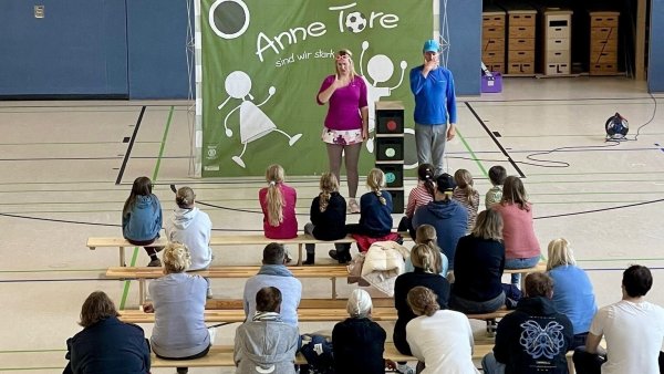 Kinder, Eltern und Übungsleitungen im TV Lemgo verfolgen das Theaterstück. - © TV Lemgo