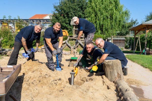 Beim sozialen Tag halfen die Mitarbeiter der Firma Bongardt bei anfallenden Arbeiten der Stiftung Eben-Ezer. Unter anderem wurde eine Barfußpfad errichtet. - © Stiftung Eben-Ezer