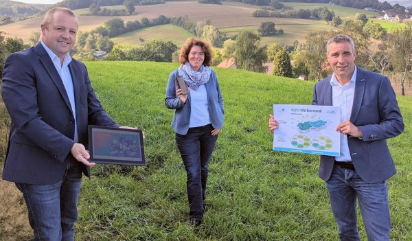 Von der Kalletaler Windmühle in Bavenhausen aus mit Blick in Richtung Lemgo freuen sich (von links) Kalletals Bürgermeister Mario Hecker, Bundestagsabgeordnete Kerstin Vieregge und Dirk Tolkemitt, Kämmerer der Stadt Lemgo, über den gemeinsamen Zuschlag aus Berlin. - © Gemeinde Kalletal