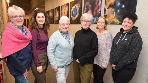 Friederike David (von links), Edona Salihi, Barbara Gölz, Karin Justus, Stefanie Kohorst und Jenny Czychun stehen für viele weitere Frauen aus allen Stadtteilen Oerlinghausens sowie Leopoldshöhes, die sich für mehr Sichtbarkeit von Frauen und Mädchen einsetzen. - © Karin Prignitz