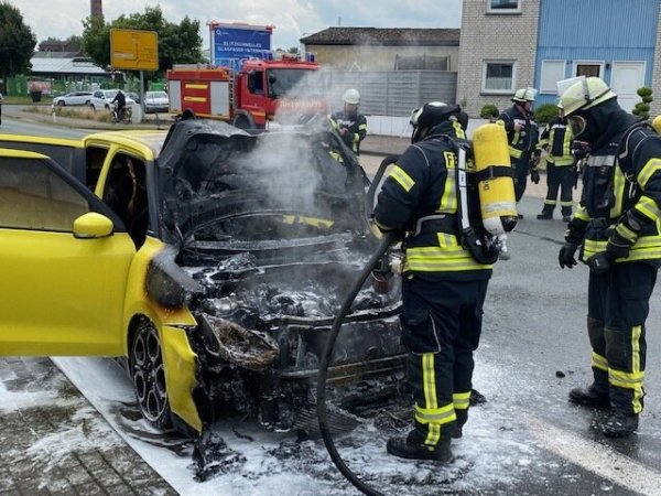 Das Fahrzeug ist aus bisher ungeklärter Ursache in Brand geraten. - © Feuerwehr Blomberg