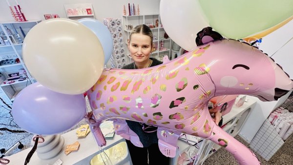 Lea Josephine Melcher präsentiert in ihrem Laden "Ballonlies" die Leichtigkeit des Seins in Latex und Folie. - © Stefan Becker