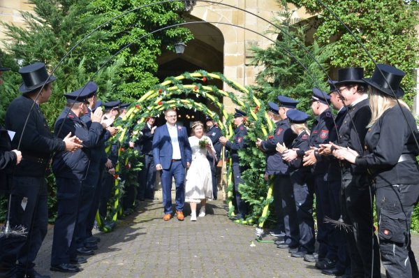 Der "schönste Tag ihres Lebens": Für einige Stunden ziehen Nathalie und Max König die Gummistiefel aus. Mitten in den Aufräumarbeiten nach dem verheerenden Hochwasser heiraten die beiden auf Gut Steinbeck in Wüsten. Nach der Trauung stehen Kameraden der Freiwilligen Feuerwehr und Arbeitskollegen von Schornsteinfegerin Nathalie König Spalier. - © Fotorechte Max König