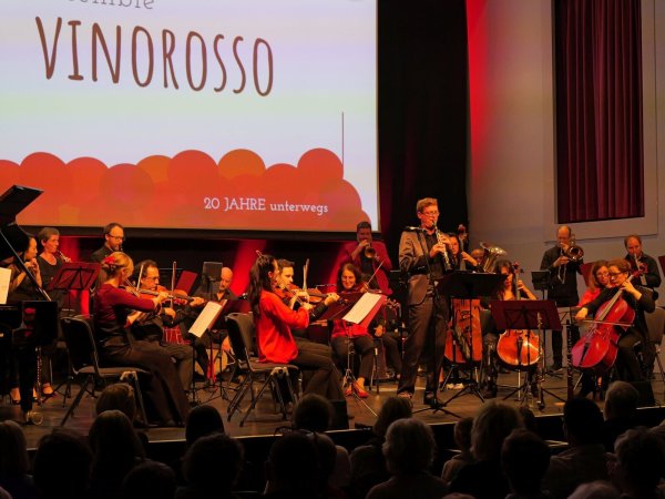 Das Ensemble Vinorosso feiert seinen 20. Geburtstag. Stücke der neuen Jubiläums-CD "Wellenreiter" bannen das Publikum der Stadthalle. - © Thomas Krügler