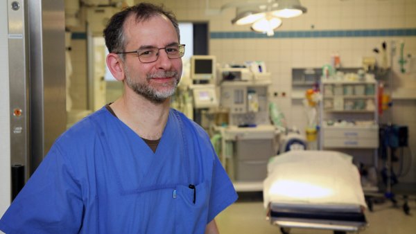 Daniel Fischer ist seit 2020 Chefarzt der Notaufnahme am Klinikum Lippe. Er fürchtet um die ambulante Versorgung der Lipper, denn die Altersstruktur der Ärzte zeigt, dass viele demnächst in den Ruhestand gehen werden. - © Bernhard Preuss