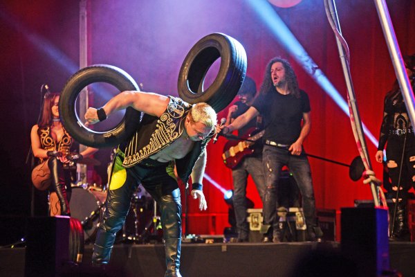 Der "Strongman" Denys Ilchenko performt mit Unterstützung der Zirkus-Rockband. - © Nicole Ellerbrake