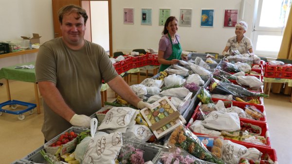 Fabian Roll leitet die Ausgabestelle in Bad Meinberg, die von der Detmolder Tafel beliefert wird. Unterstützt wird er von vielen Ehrenamtlichen, darunter auch Sabine Bäker (links) und Bertraut Zauner. - © Alexandra Schaller