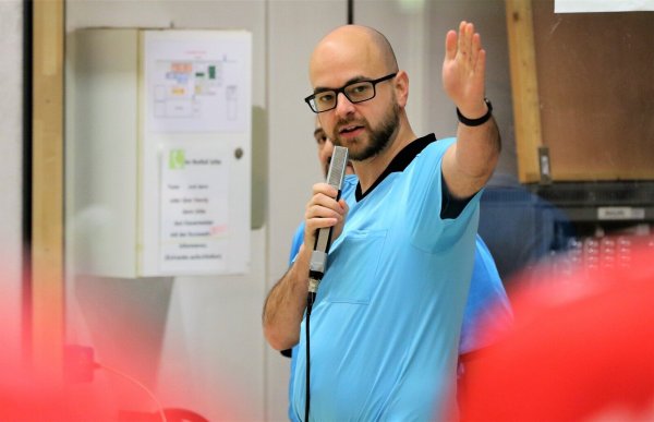 Eine kleine Unterrichtsstunde mit dem Schiri: Christian Hesse (FSV Pivitsheide) bringt den Teams die Hallenregeln näher. - © Oliver König