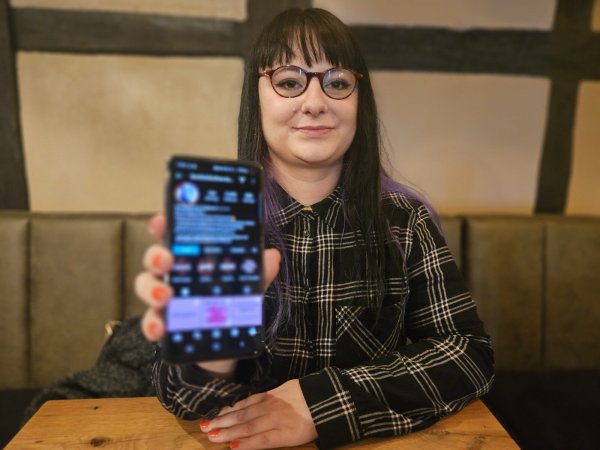 Fabienne Brouwer (29) hat vor etwa einem Jahr einen viralen Post zu den Rammstein-Vorwürfen abgesetzt. Seitdem betreibt die Detmolderin erfolgreich feminstische Aufklärungsarbeit im Netz. - © Janet König