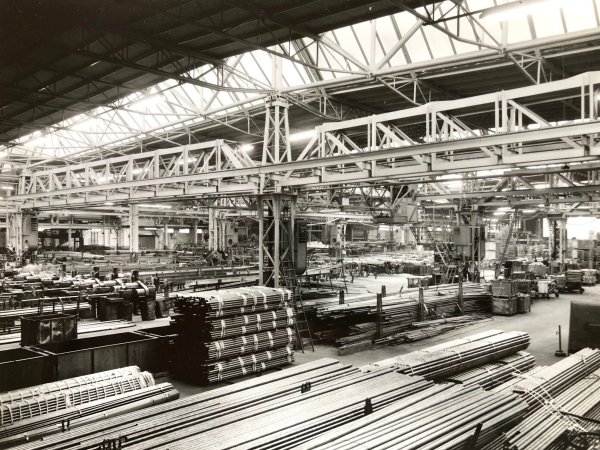 Rohre wohin man schaut: Blick in eine Reiche-Produktionshalle in den 1970er Jahren. - © Carl Reiche
