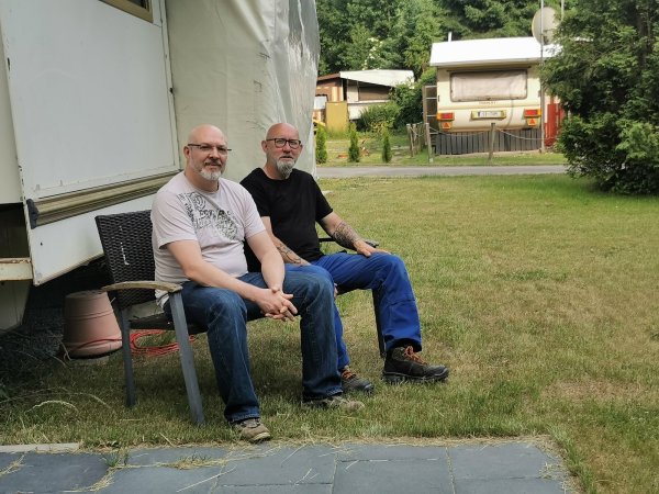 Fürchten um ihr Zuhause auf dem Campingplatz Eimke: Dauercamper Michael Klinke (links), der sein gesamtes Erspartes in ein Tinyhaus auf dem Areal gesteckt hat, und Platzwart Mike Mc Nally. - © Sylvia Frevert