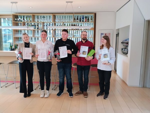 Die Erstplatzierten bei den Köchen und Servicekräften (von links): Lina Wallenberg, Vivien Steinmair, Leonard Tölle, Dennis Rush und Anna Schmitz. - © Felix-Fechenbach-Berufskolleg