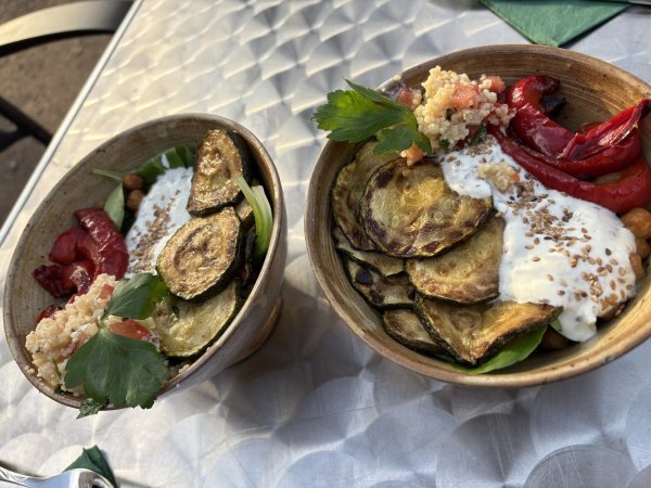 Bowls und Burger, auch vegan, werden ab April auch im historischen Kurpark unter Bäumen serviert. - © Cordula Gröne