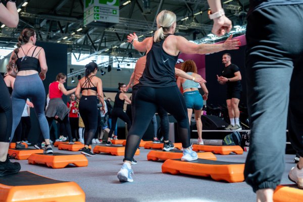 Bonusprogramme beinhalten oft Fitnesskurse zur Gesunderhaltung. - © picture alliance / Flashpic